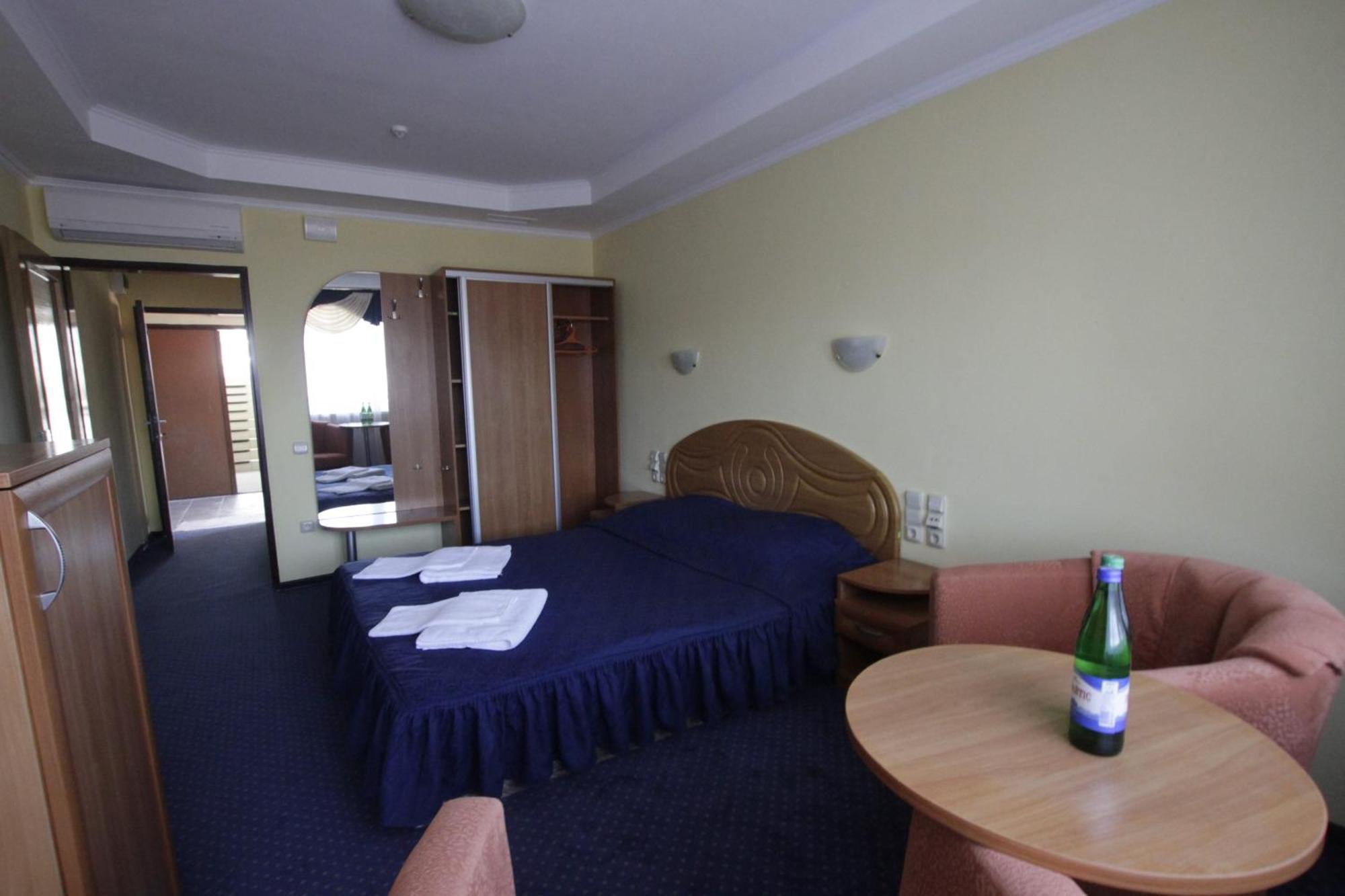 Karpaty Hotel Yaremche Exterior photo