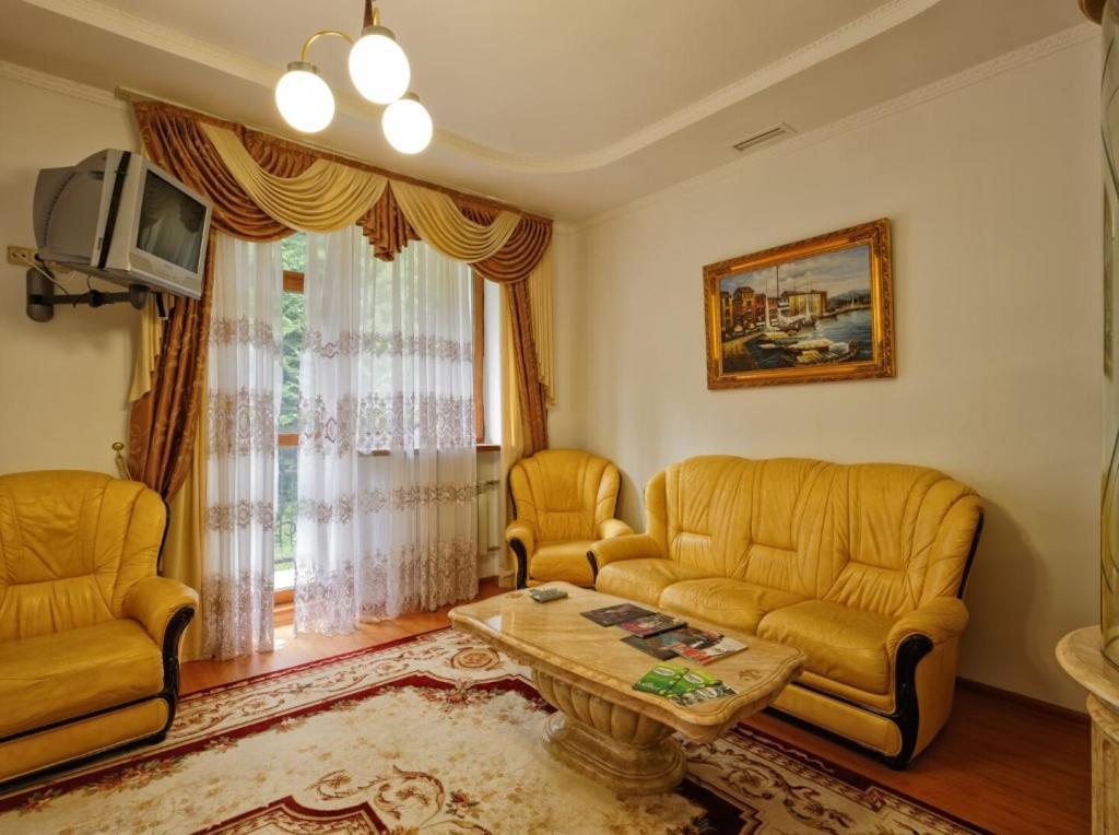 Karpaty Hotel Yaremche Exterior photo